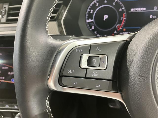 ◆クルーズコントロールにレーダーセンサーを組み合わせ、先行車を測定し設定されたスピードを上限に自動で加減速を行います。一定の車間距離を維持することで、長距離走行でのドライバーの疲労を低減させます。