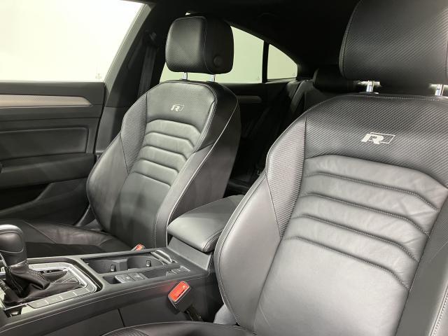 無段階調整式パワーシート　正しい乗車姿勢によって運転のしやすさと、万が一の際に乗員保護能力を最大限に高めます。