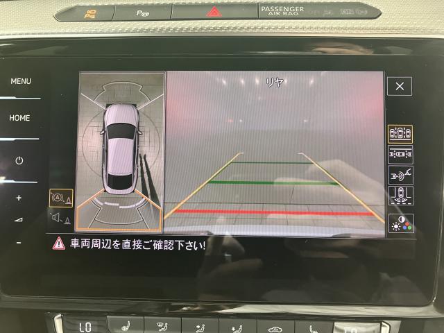 ギアをリバースに入れると車両後方の映像を映し出します。画面にはガイドラインが表示され、車庫入れや縦列駐車などの際に安全確認をサポートします。