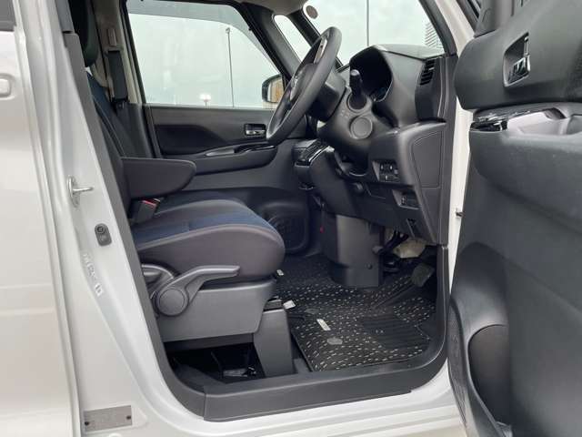 運転席と助手席はウォークスルーで移動できます。