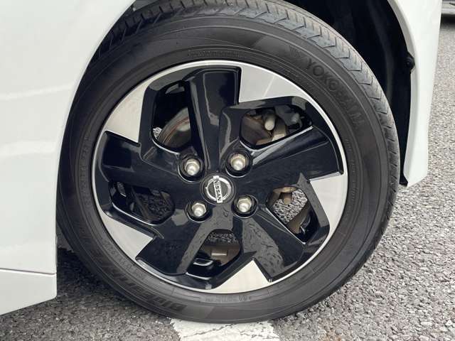 日産純正アルミホイールが足元を引き締めます。