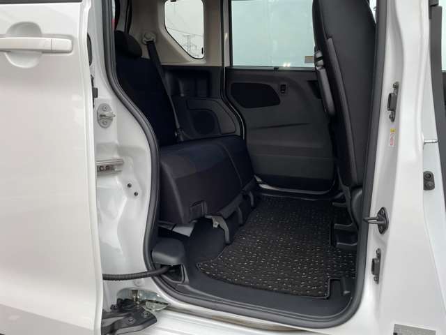 大人でもゆったりとくつろげる車内空間を実現しました。