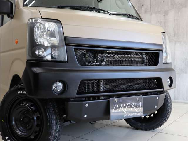 新品スキッドバンパーを装着して、ノーマル車とは違う迫力のフロントフェイスを演出しております！