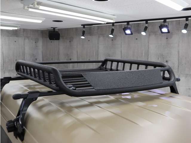 新品ルーフラック付きです！キャンプやアウトドアシーンなどに行く時など、たくさんの荷物を運ぶ際に役に立つ便利なアイテムです♪