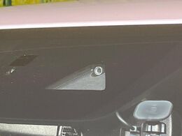 【i-ACTIVESENSE】走行中に前方の車両等を認識し、衝突しそうな時は警報とブレーキで衝突回避と被害軽減をアシスト。より安全にドライブをお楽しみいただけます。