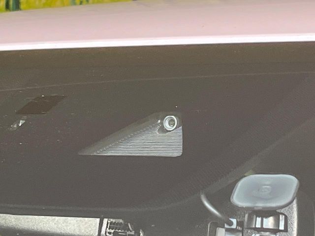 【i-ACTIVESENSE】走行中に前方の車両等を認識し、衝突しそうな時は警報とブレーキで衝突回避と被害軽減をアシスト。より安全にドライブをお楽しみいただけます。
