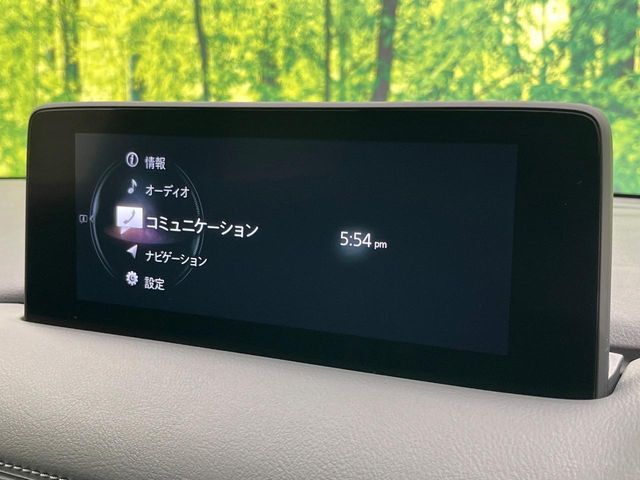 【10.25インチマツダコネクト】車内の雰囲気にマッチした大型ディスプレイ。スマホ接続でのナビ使用やBluetooth再生等、様々な機能が楽しめます。直感的なダイヤル操作が可能で、使い勝手も良好です。