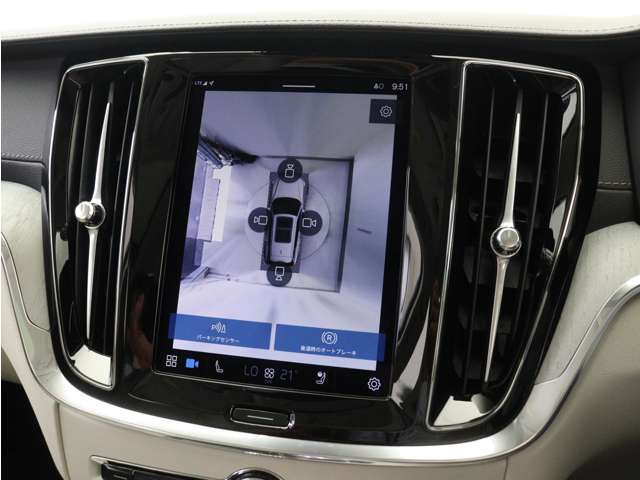 リアカメラによる後方の確認だけでなく、真上から見下ろすバードアイ映像を映し出す360度ビューカメラで、自車周辺の詳細な状況を確認できます。見通しが悪く狭い場所で車を取り回す際には心強い味方となります。
