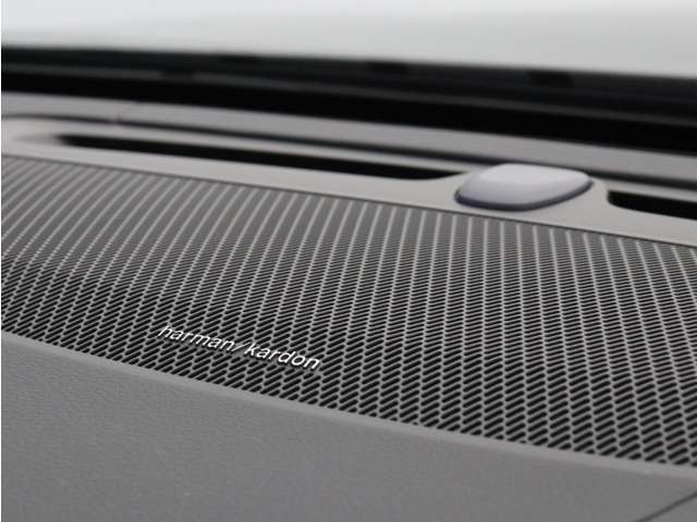 【harman/kardon】世界のオーディオファン垂涎のプレミアムサウンドシステムを搭載。原音に近い音場空間を忠実に再現。乗る人すべてに最良の音響体験を提供します。