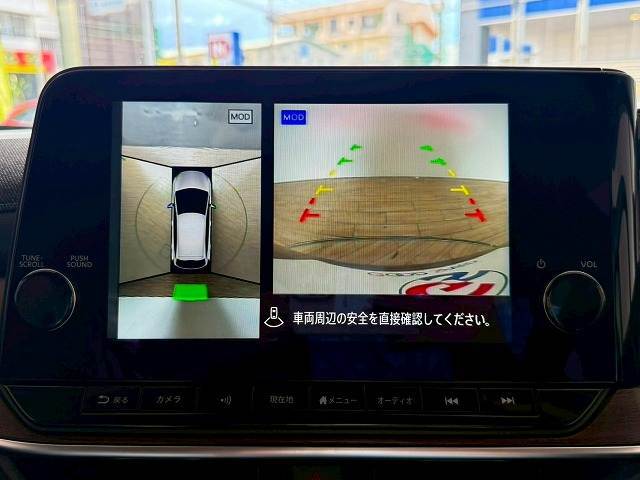 【パノラミックビューモニター】専用のカメラにより、上から見下ろしたような視点で360度クルマの周囲を確認することができます☆死角部分も確認しやすく、狭い場所での切り返しや駐車もスムーズに行えます。
