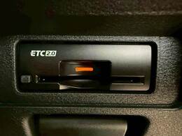 【ETC車載器】を装備しておりますので、ご納車直後からの遠距離ドライブも可能です。土日の利用料金の割引や、朝夕の通行料金を割引料金で高速道路をお楽しみいただけます。