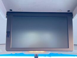 【フリップダウンモニター】大画面モニターで後席でもエンタメをお楽しみいただけます。小さなお子様にも大人気の装備です♪