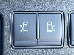 【両側パワースライドドア】スマートキーや運転席のスイッチで後席両側スライドドアの開閉が可能♪電動だから力を入れてドアを開ける必要が無く、小さなお子様でも簡単に開け閉めでき快適です♪