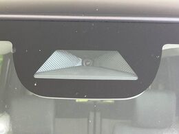 【ホンダセンシング】走行中に前方の車両等を認識し、衝突しそうな時は警報とブレーキで衝突回避と被害軽減をアシスト。より安全にドライブをお楽しみいただけます。