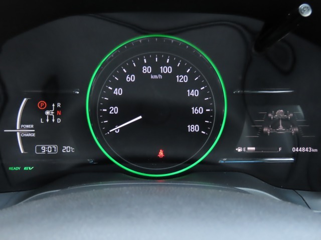 高精細かつ、先進感のあるハイブリッド車専用デザインメーター