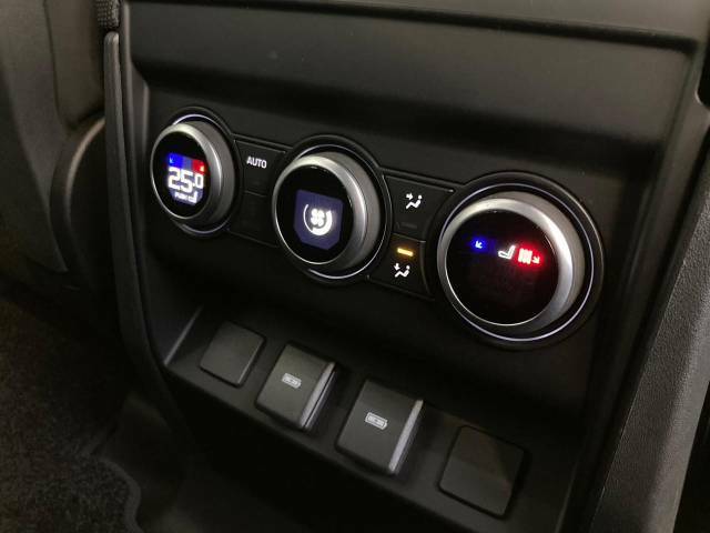 ◆3ゾーンクライメイトコントロール『運転席・助手席のみならず後席でも温度設定が可能なシステムです。後席でも温度設定が可能となり快適なカーライフをお楽しみいただけます。』