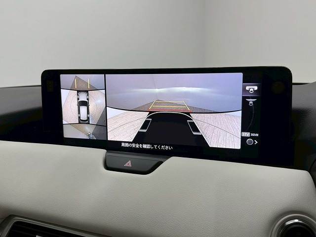【パノラミックビューモニター】専用のカメラにより、上から見下ろしたような視点で360度クルマの周囲を確認することができます☆死角部分も確認しやすく、狭い場所での切り返しや駐車もスムーズに行えます。