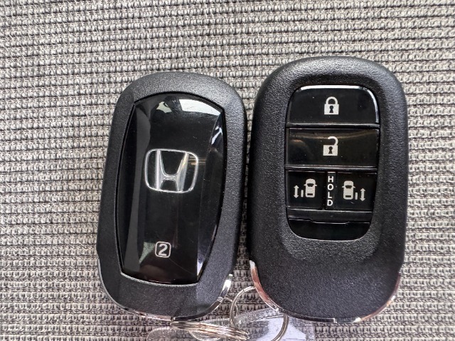 カバンに入れておいてもドアの施錠・開錠ができるスマートキーです。パワースライドドアの開閉スイッチも付いています。