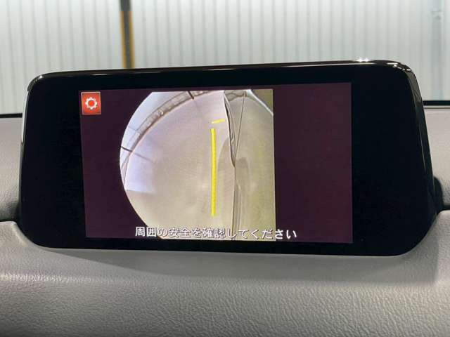 【サイドカメラ】駐車時に側面がリアルタイム映像で確認できます。大型商業施設や立体駐車場での駐車時や、夜間のバック時に大活躍！運転スキルに関わらず、今や必須となった装備のひとつです！