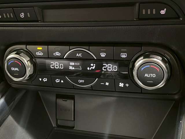 【オートエアコン】一度お好みの温度に設定すれば、車内の温度を検知し風量や温度を自動で調整。暑い…寒い…と何度もスイッチ操作をする必要はありません。快適な車内空間には必須の機能ですね♪