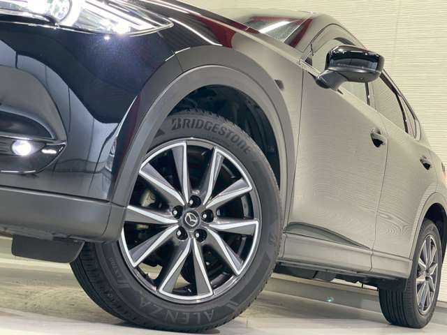 【純正19インチアルミホイール】外観にマッチした純正アルミホイールを装着しております。各種社外アルミホイールや、スタッドレスタイヤも取扱いしております。是非ご相談ください♪