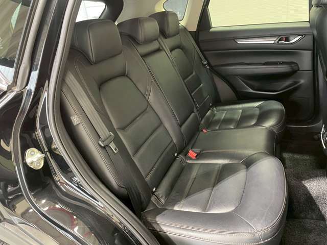 後部座席も気になるようなキズ・汚れやへたり等、大きなダメージはなく、良好な状態です。