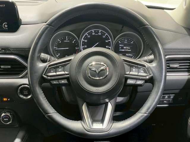 【純正革巻きステアリング ステアリングヒーター】上質な革を使用することで、手にしっかり馴染みとても運転しやすいハンドルです♪