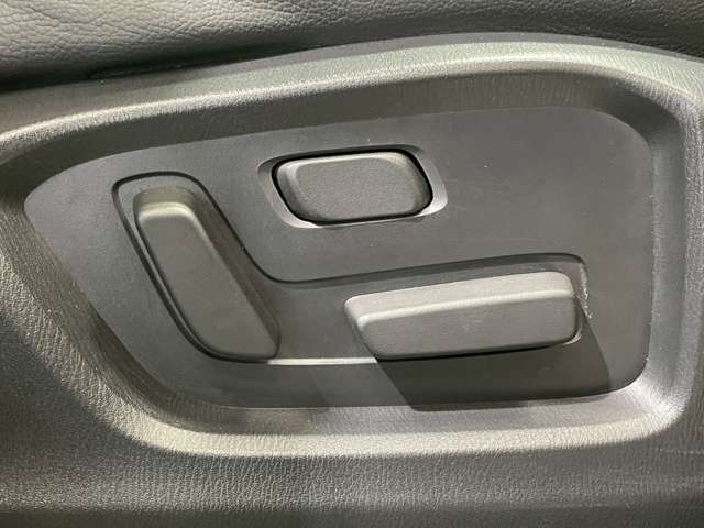 【パワーシート】電動シートのため微調整が可能となっております！