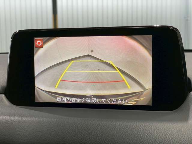 【バックカメラ】駐車時に後方がリアルタイム映像で確認できます。大型商業施設や立体駐車場での駐車時や、夜間のバック時に大活躍！運転スキルに関わらず、今や必須となった装備のひとつです！