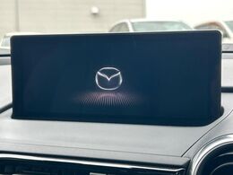 【8.8インチマツダコネクト】車内の雰囲気にマッチした大型のディスプレイ。スマホ接続でのナビ使用やBluetooth再生等、様々な機能が楽しめます。直感的なダイヤル操作が可能で、使い勝手も良好です。