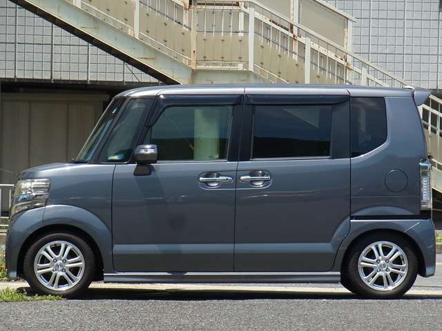 車検を受けてのお渡しです。車検代、重量税、自賠責保険料等含めたものがお支払総額です（他府県登録費、陸送費等は除く）。　車両本体価格に車検費用を含んでいないため掲載規約上「検無」という表記になります。