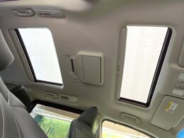 【サンルーフ】開放感たっぷりの希少装備、サンルーフが装着されています！車内に明かりを取り入れたり景色を楽しむ以外にも、車内の空気も簡単に換気できて快適です！