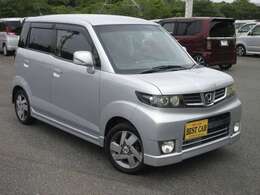 運転席側です。フロントバンパーに再塗装跡がありますが、仕上がりがあまり良くありません。天井にやや色褪せがあります。全体的に目立つ傷や凹みは無く、綺麗な状態です。