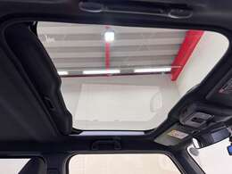 【ガラスルーフ】光や開放感をもたらすガラスルーフが装着！車内が非常に明るく広々とした空間になります！！日差しの強さや車内温度の調整も可能です！