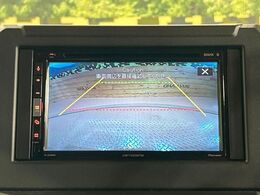 【バックカメラ】駐車時に後方がリアルタイム映像で確認できます。大型商業施設や立体駐車場での駐車時や、夜間のバック時に大活躍！運転スキルに関わらず、今や必須となった装備のひとつです！