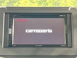 【ディスプレイオーディオ】お持ちのスマホやMP3プレイヤーとの無線接続で音楽再生が可能！コードで繋ぐわずらわしさも無く、手軽にお気に入りの音楽を楽しめます。