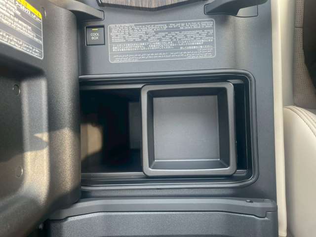 当店は新車、高年式特選中古車常時在庫50台以上！！アルファード、ヴェルファイア、VOXYなど国産オールメーカーお取り扱いございますので、在庫の有無の確認や気になる点があればお気軽にお問合せ下さい！！