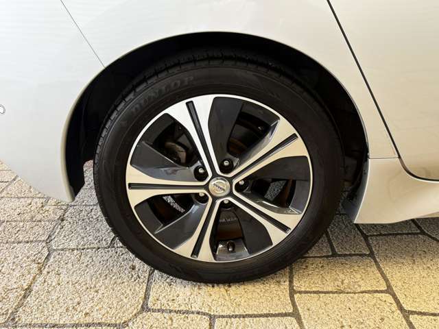 ■リアタイヤ　こちらも純正17インチアルミにダンロップENASAVE215/50R17装着　5から6分山程
