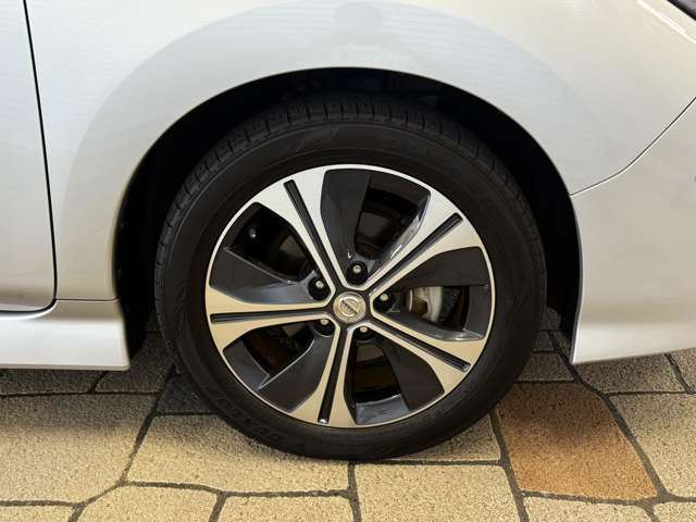 ■フロントタイヤ　純正17インチアルミにダンロップENASAVE215/50R17装着　5から6分山程