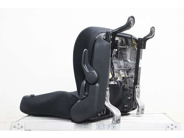 シートの裏側やレール部分までしっかりと清掃致します。