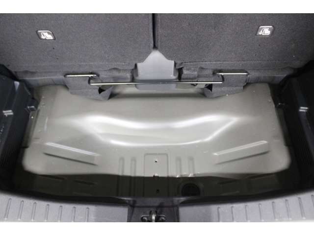 荷室の床下部分です。普段隠れている場所も綺麗にしております。