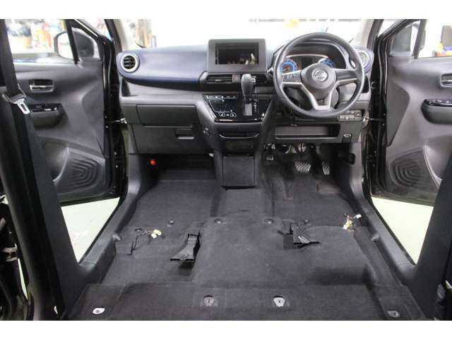 当店ではこのようにシートを外してから美装しますので、気持ちよく乗って頂けます。