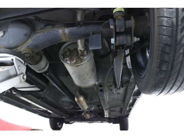 下回りの写真です。北海道で使用されていたお車と比べると、明らかに錆が少ないです。車選びにおいて重要なポイントです。