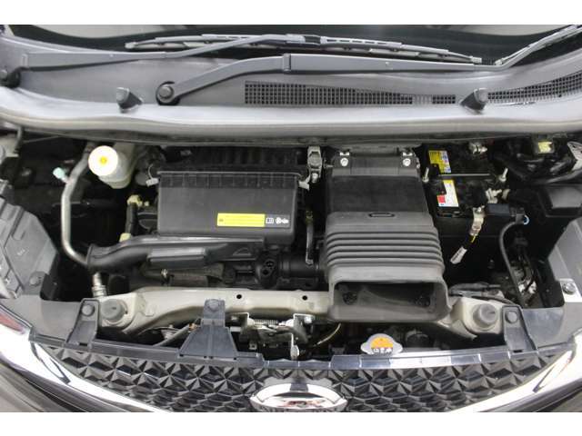 本州仕入の、錆の少ない綺麗なエンジンルームです。