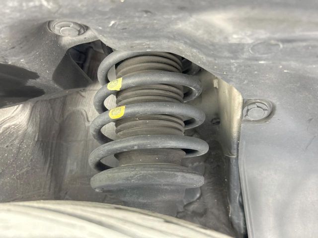 お車を安心してお乗りいただく為には、足回りの定期点検が欠かせません。サービスサポート（有償保証）では無料点検もご提供しており、安心のカーライフをお過ごしいただけるサポート体制が整っています。