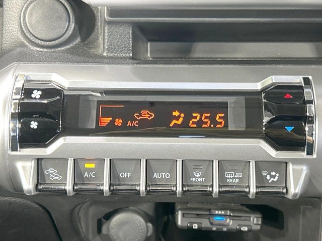 【オートエアコン】一度お好みの温度に設定すれば、車内の温度を検知し風量や温度を自動で調整。暑い…寒い…と何度もスイッチ操作をする必要はありません。快適な車内空間には必須の機能ですね♪