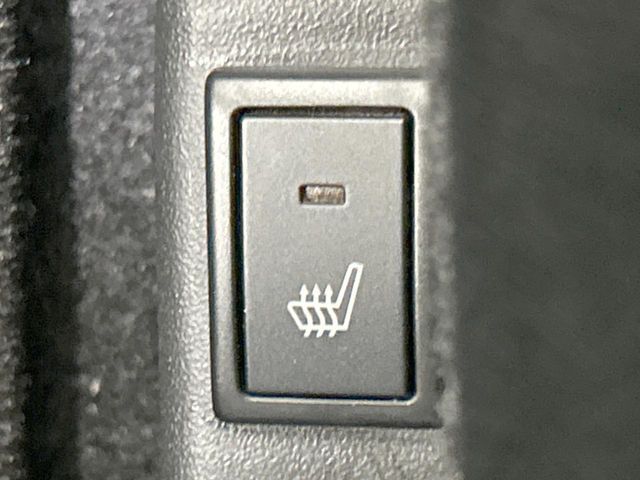 【シートヒーター】寒い日に重宝するシートヒーター！エアコンより早く温まってくれるので寒がりの人も安心ですね♪エアコンの温風は乾燥するから苦手、という方にもをおすすめです。