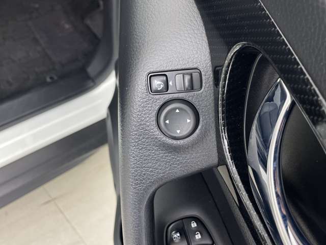 【運転席操作部】『運転席周辺の装備』の画像になります。快適なドライブを楽しむための機能が装備されています！運転席から触れるので使いやすいです！