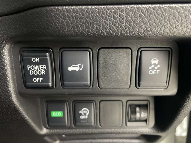 【運転席操作部】『運転席周辺の装備』の画像になります。快適なドライブを楽しむための機能が装備されています！運転席から触れるので使いやすいです！