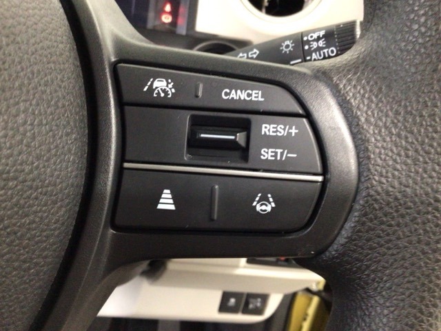 【アダプティブ・クルーズ・コントロール】予め設定した車速内でクルマが自動的に加減速。 前走車との適切な車間距離を維持しながら追従走行し、高速道路でのドライバーの疲労を軽減してくれる嬉しい機能付♪